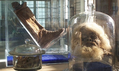 Phần thủ cấp và chân người được tìm thấy trong hang động muối. Ảnh: Ensie & Matthias