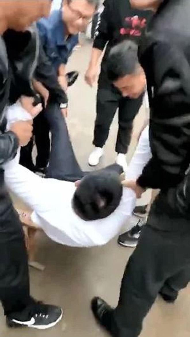 Mọi người cùng vui vẻ chơi tung hứng (ảnh từ clip)