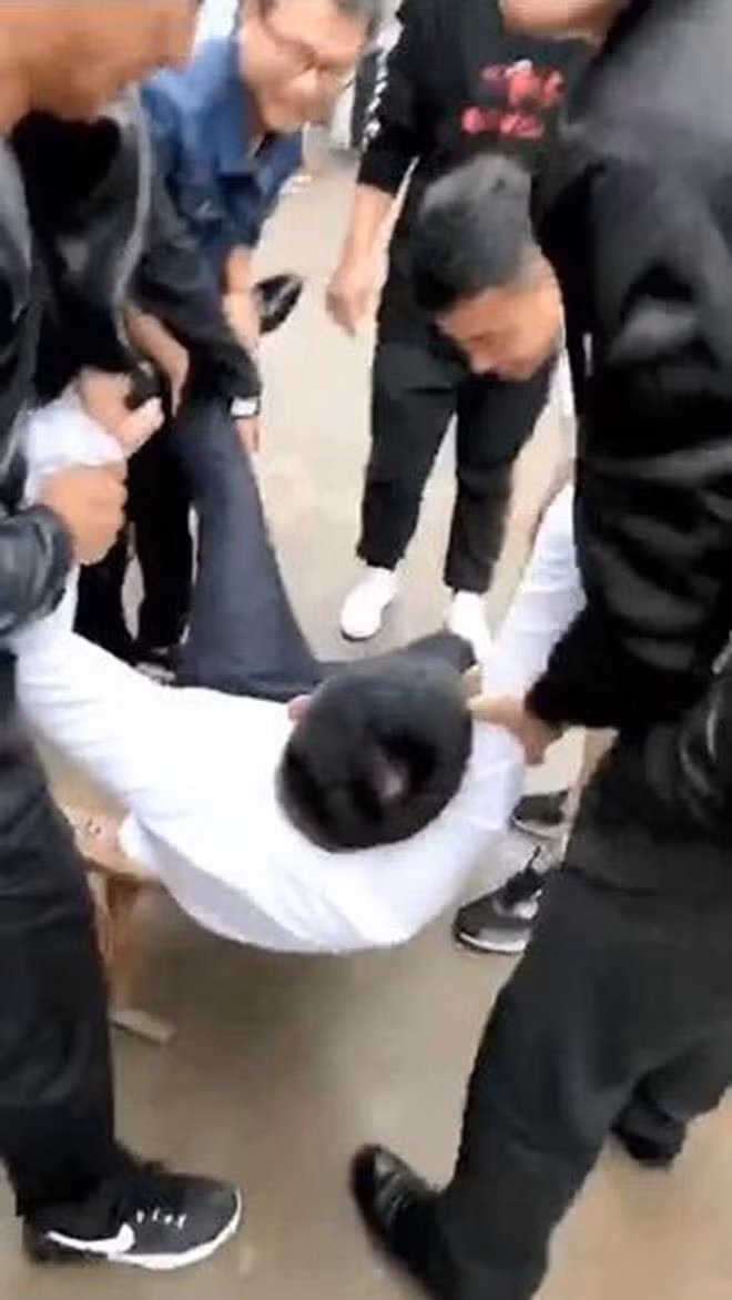 Mọi người cùng vui vẻ chơi tung hứng (ảnh từ clip)