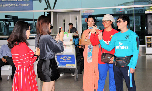 Hữu Cảnh - Tố Nga (từ phải qua) chụp ảnh lưu niệm với người thân trước giờ lên máy bay - Ảnh: N.TRIỀU Hữu Cảnh - Tố Nga (từ phải qua) chụp ảnh lưu niệm với người thân trước giờ lên máy bay - Ảnh: N.TRIỀU