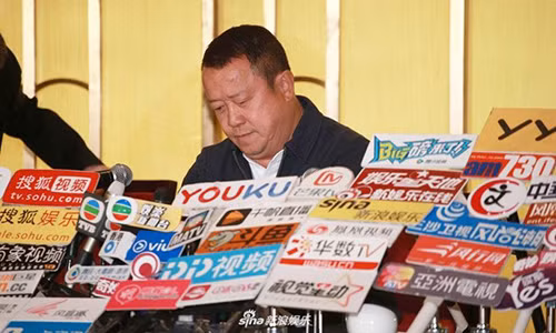 Đầu năm nay, với lời tố của Lam Khiết Anh, Tăng Chí Vỹ đã mở cuộc họp báo. Ông lên tiếng phủ nhận, cho đây là clip cắt ghép và sẽ nhờ pháp luật can thiệp.