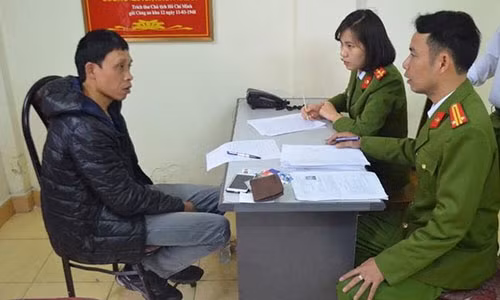 Đối tượng Sơn bị bắt giữ khi đến lấy thẻ căn cước công dân.