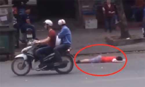 Người qua đường chỉ hướng ánh mắt tò mò về phía nạn nhân rồi lại rảo bước tiếp tục hành trình của mình. Ảnh cắt từ clip.