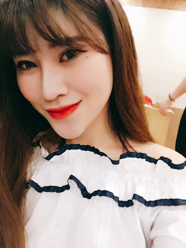 Xinh đẹp, học giỏi, 10x luôn nhận được nhiều sự yêu mến từ thầy cô, bạn bè. Sau kỳ thi đầy căng thẳng, Bảo Linh cho biết thêm, cô nàng và gia đình đang dành thời gian để nghỉ ngơi và thư giãn trước khi bắt đầu bước chân vào môi trường đại học khó khăn hơn so với những năm tháng THPT.