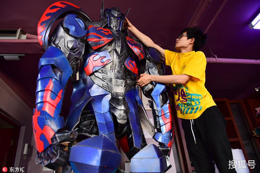 Lưu Sâm bên một thành phẩm khổng lồ.