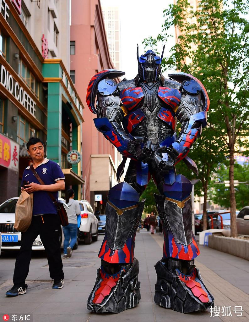 9x kiếm tiền tỷ nhờ rô bốt đạo cụ - sản phẩm bước ra từ phim hoạt hình.