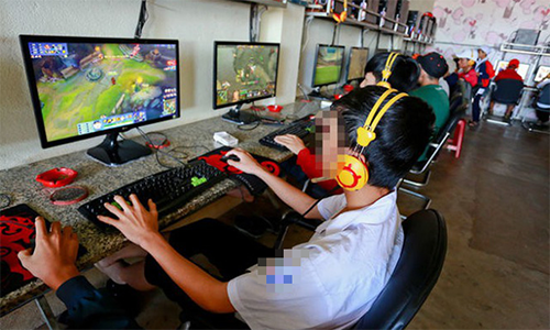 Học sinh "cày" game online - Ảnh tư liệu: TIẾN THÀNH