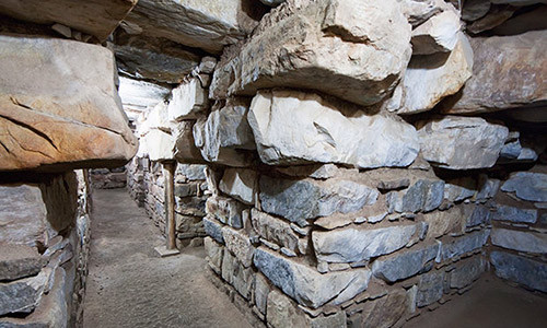 Kham pha den co, phat hien hai cot 3.000 nam trong tu the la