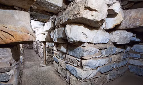 Kham pha den co, phat hien hai cot 3.000 nam trong tu the la