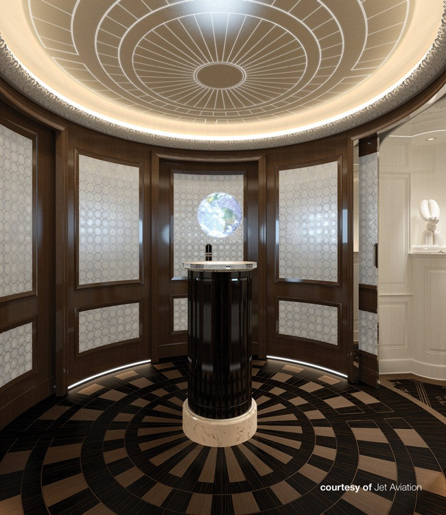 Boeing giới thiệu nội thất của BBJ 777X do 3 hãng thiết kế: Greenpoint Technologies, Jet Aviation, và Unique Aircraft Design thiết kế. Đây là nội thất do Jet Avitation thiết kế. Bên phải lối vào là phòng khách lớn, sang trọng.