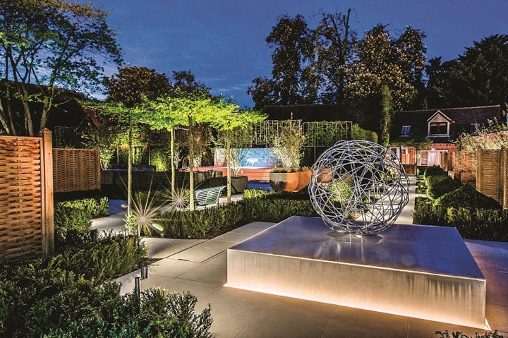  Sân vườn là một phần quan trọng gắn liền với công trình kiến trúc. Sân vườn đẹp sẽ góp phần làm cho công trình kiến trúc đẹp hơn. Và đặc biệt nếu sân vườn được đầu tư chiếu sáng nghệ thuật sẽ đem lại những giá trị thẩm mỹ cao và xúc cảm cho con người.