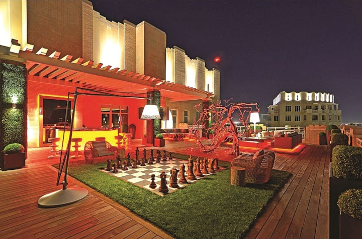 Ánh sáng trong đêm vừa có tác dụng làm đẹp cho không gian, và cũng là chiếu sáng cho các hoạt động của con người, chiếu sáng giao thông cho đường đi lối lại trong sân vườn.