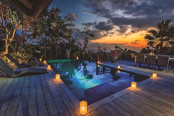 Hệ thống đèn chiếu sáng trang trí và định vị hồ bơi trong sân vườn.