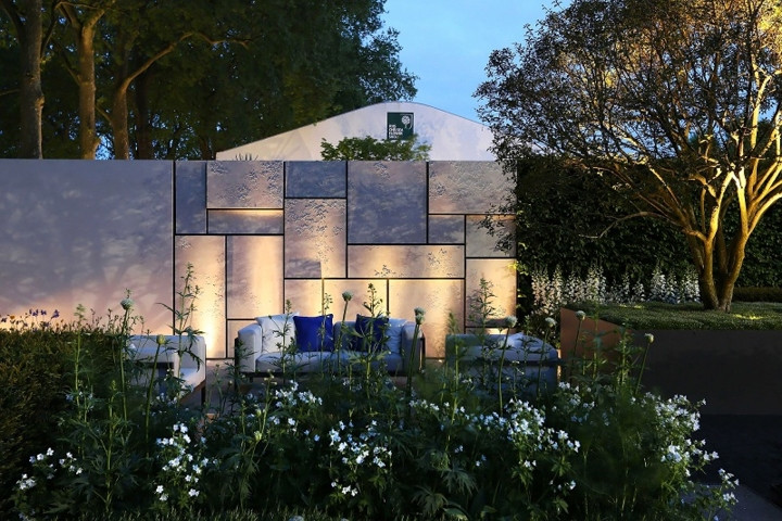 Một diện tường là điểm nhấn trong sân vườn.