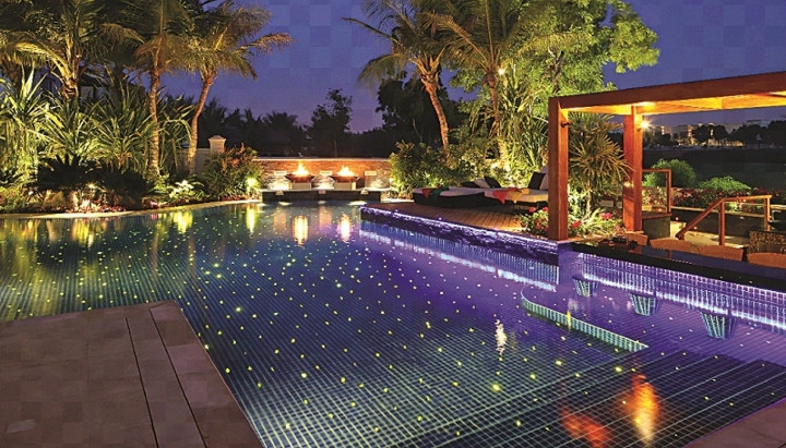 Hệ thống chiếu sáng dưới đáy bể bơi tạo nên hiệu ứng đặc biệt.