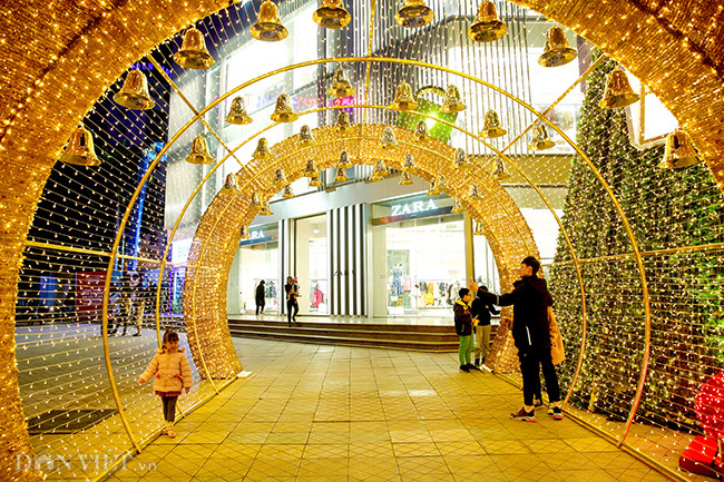 Chiêm ngưỡng loạt cây thông Noel "khổng lồ" giữa Hà Nội Chiem nguong loat cay thong Noel