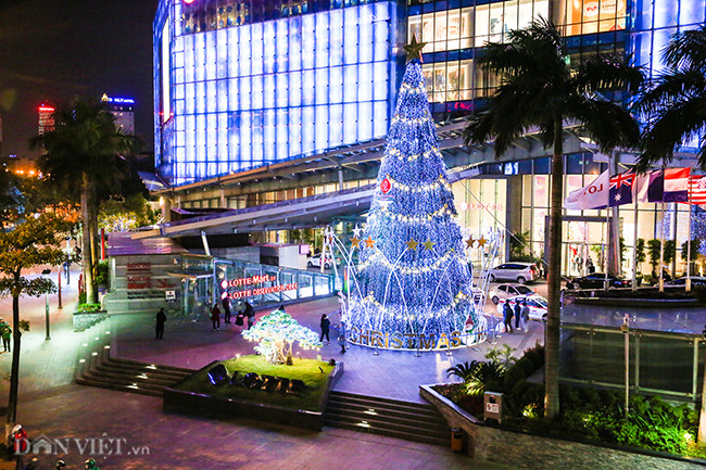 Thêm một cây thông Noel khác trên phố Đào Tấn. Cây thông này được trang trí tông màu lạnh, cũng thu hút sự chú ý của nhiều người.