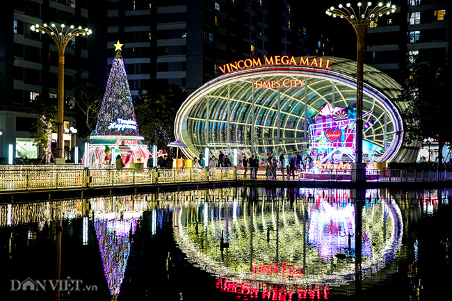Vào buổi tối, cây thông ở Time City nổi bật với ánh sáng lung linh huyền ảo. Khu vực này còn được mặt hồ soi bóng khiến vẻ đẹp càng nhân lên.