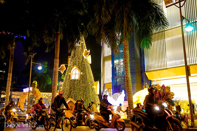 Trên phố Bà Triệu, cây thông Noel lớn cao khoảng 13m được đặt ngay trên vỉa hè của một trung tâm thương mại.
