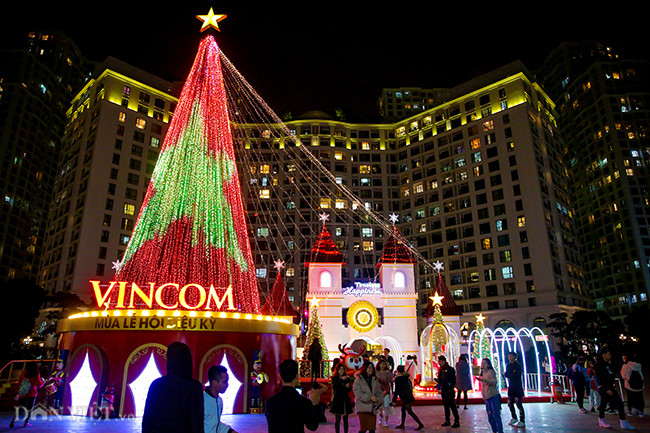 Được đặt ở vị trí trang trọng giữa quảng trường của khu đô thị Royal City, cây thông Noel này được trang trí bởi hàng nghìn đèn LED nhỏ có hình ảnh lá cờ Tổ quốc.