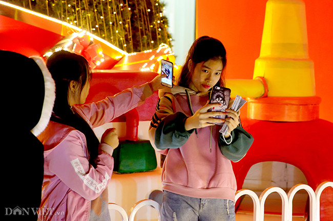 Với vẻ đẹp lung linh, huyền ảo của mình, cây thông Noel khiến du khách đi qua đây ai cũng cố gắng nán lại một chút để chụp ảnh lưu niệm.