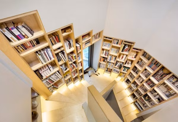 Bên trong nhà, hệ thống cầu thang xoắn ốc nối thẳng từ dưới lên trên và liên kết với các lối đi ra các phần của Simple House. Một loạt các giá sách được gắn âm tường dọc theo cầu thang. Một giếng trời được đặt trên đỉnh của kết cấu này cung cấp ánh sáng tự nhiên cho ngôi nhà.