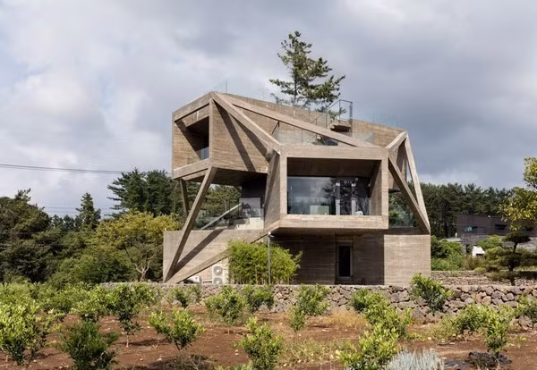 Xuất phát từ mong muốn một ngôi nhà thoải mái tiện nghi, mang vẻ nổi bật hơn so với các thiết kế truyền thống trong khu vực nhưng đồng thời vẫn đảm bảo sự riêng tư, đó chính là những lý do để Simple House ra đời.