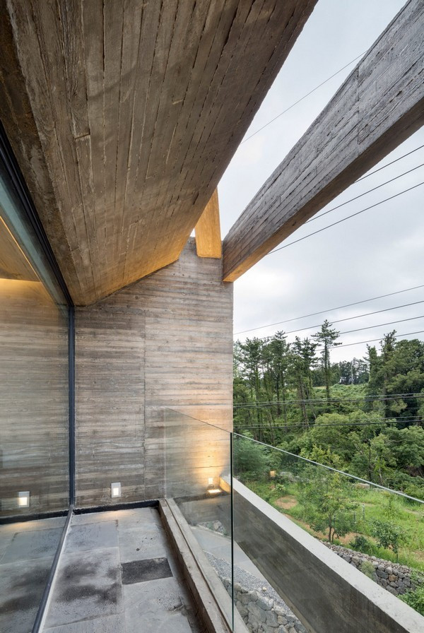 Để đảm bảo sự vững chắc cho kết cấu, các nhà thiết kế đã bố trí các thanh giằng bắt chéo liên kết các phần lại với nhau và liên kết với mặt đất, đồng thời đây cũng là điểm nhấn đặc biệt trong thiết kế ngôi nhà.