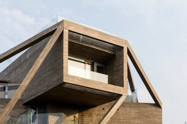 Khoảng không gian ở cuối mỗi khối hộp được ngăn bằng kính giúp lấy ánh sáng tự nhiên cho không gian bên trong, đồng thời mỗi khu vực này cũng được thiết kế như các hiên nhà nhỏ nhằm cung cấp không gian sinh hoạt ngoài trời cho ngôi nhà.