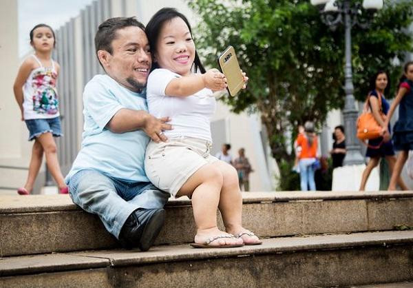 Cặp đôi chú lùn - nàng tí hon gặp nhau trên mạng trực tuyến và nảy sinh tình cảm sau khá nhiều trắc trở.