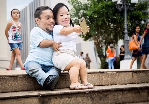 Cặp đôi chú lùn - nàng tí hon gặp nhau trên mạng trực tuyến và nảy sinh tình cảm sau khá nhiều trắc trở.