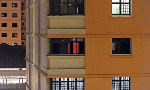 Căn hộ thắp đèn mờ màu hồng là nơi mua bán dâm bí mật.