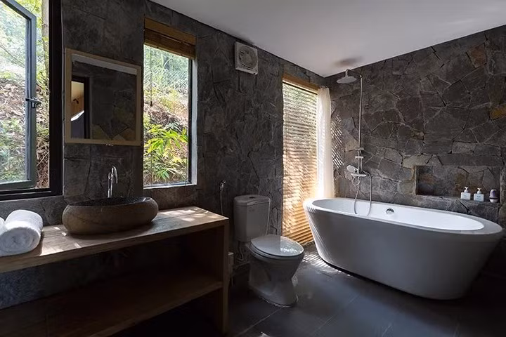 Phòng tắm làm bằng đá tại địa phương.