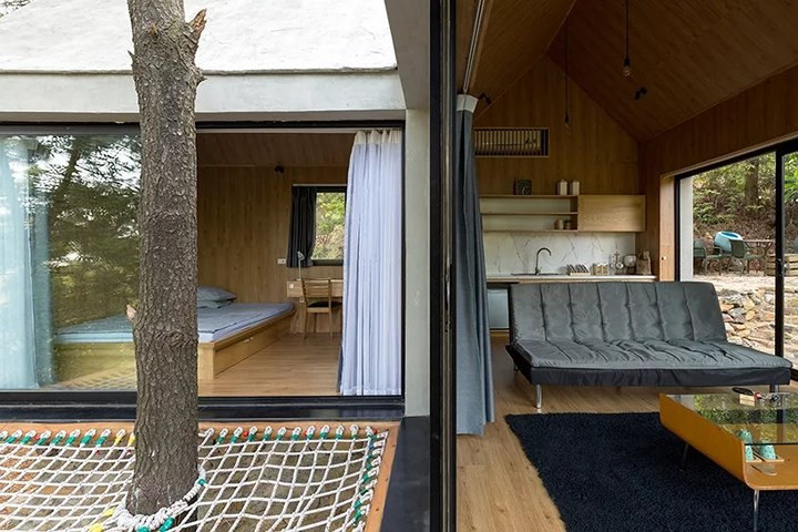 Dù nhỏ nhưng ngôi nhà vẫn có đầy đủ phòng khách, phòng ngủ và phòng vui chơi dành cho các thành viên.