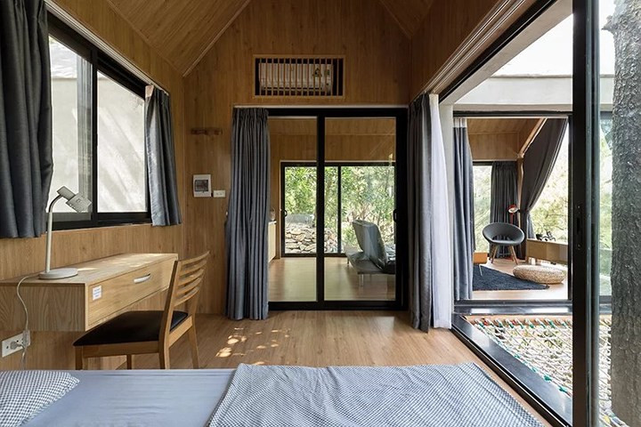 Rèm cửa ngoài tác dụng điều chỉnh ánh sáng còn giữ ấm cho căn phòng khi mùa đông đến.