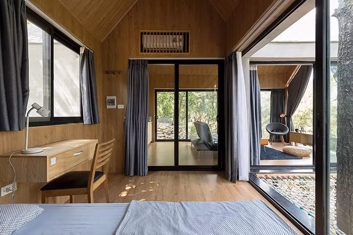 Rèm cửa ngoài tác dụng điều chỉnh ánh sáng còn giữ ấm cho căn phòng khi mùa đông đến.