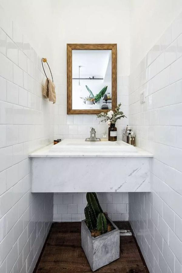 Phía dưới cô đặt thêm chậu cây cảnh nhằm tận dụng sự "ẩm ướt" của khu vực này.