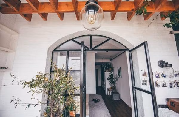 Ngoài ra, cô nàng còn trồng thêm cây xanh nơi đầu giường, hay trang trí ở các chiếc bàn nhỏ xung quanh nhà. Cạnh ban công, hoa được trồng khắp lối, kết hợp với phần mái nhà thấp làm giàn hoa đứng và 1 chiếc đèn thủy tinh retro. Nhìn từ ban công, căn nhà của cô như 1 cửa hàng hoa đường phố, tinh tế và đẹp độc đáo.