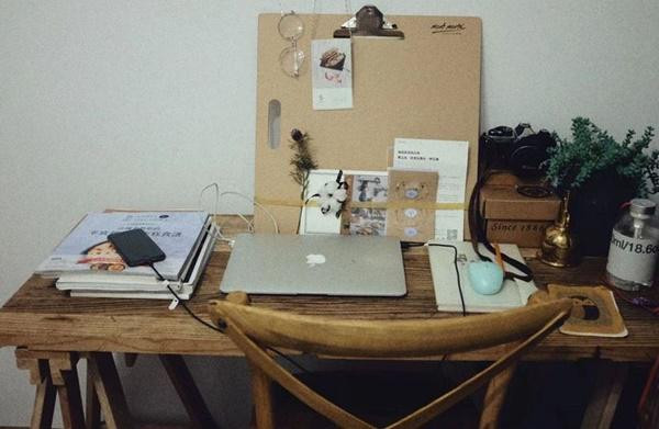 Bàn làm việc bằng gỗ, nhỏ xinh tiết kiệm diện tích.