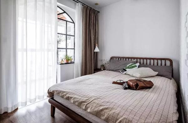 Phòng ngủ là không gian lớn nhất trong toàn bộ ngôi nhà. Không thiết kế riêng biệt, cô kết hợp giữa phòng ngủ, phòng khách và khu sinh hoạt chung lại với nhau. Tất cả được phân tách bởi 1 chiếc rèm 2 lớp vừa nới rộng không gian lại không ảnh hưởng tới ánh sáng và sự riêng tư.