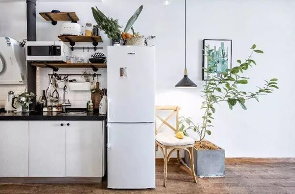 Bên ngoài, cô tiết kiệm không gian hơn với những thiết kế nhỏ xinh. Trong nhà được chiếu sáng bằng đèn chùm có thể tự điều chỉnh, linh hoạt theo nhu cầu của chủ nhân. Yêu thích nấu ăn, vì thế bếp là khu vực được Tiểu Miêu vô cùng chú trọng. Dù không gian nhỏ, cô vẫn mua đầy đủ vật dụng với máy bánh mì, lò vi sóng và dao kéo… Ngoài ra còn có thanh treo đồ theo từng loại và các móc nhỏ dễ thương có thể chứa đồ dùng nhà bếp. Mọi thứ được sắp xếp một cách quy củ và khoa học.