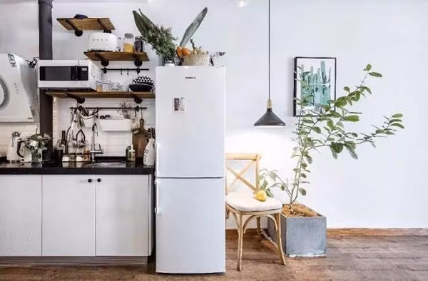 Bên ngoài, cô tiết kiệm không gian hơn với những thiết kế nhỏ xinh. Trong nhà được chiếu sáng bằng đèn chùm có thể tự điều chỉnh, linh hoạt theo nhu cầu của chủ nhân. Yêu thích nấu ăn, vì thế bếp là khu vực được Tiểu Miêu vô cùng chú trọng. Dù không gian nhỏ, cô vẫn mua đầy đủ vật dụng với máy bánh mì, lò vi sóng và dao kéo… Ngoài ra còn có thanh treo đồ theo từng loại và các móc nhỏ dễ thương có thể chứa đồ dùng nhà bếp. Mọi thứ được sắp xếp một cách quy củ và khoa học.