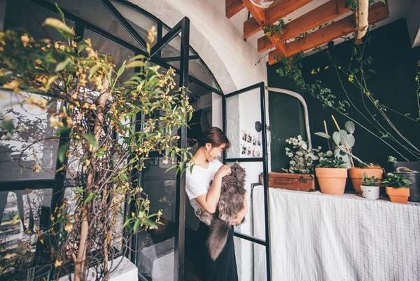 Mặc dù diện tích 38m2 là quả nhỏ, tuy nhiên với cách bài trí, sắp xếp và cuộc sống độc thân của cô nàng như vậy là quá đủ. Tiểu Miêu cho hay, căn hộ này được cô thiết kế theo phong cách Bắc Âu. Phía bên trái là nhà bếp. Sàn gỗ tối màu và nội thất màu đen cho không gian tràn đầy sức sống.