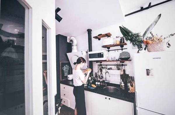 “Một ngôi nhà càng nhỏ càng phải bỏ thời gian để chăm sóc nó. Pha cho mình 1 tách trà, làm 1 bữa ăn tối thật ngon miệng… không chỉ làm bạn thư thái mà còn giữ cho bản thân cảm giác đang có một cuộc sống hạnh phúc.”, cô nàng nói. Phía bên phải của bồn rửa là khu vực nhà tắm với nhà vệ sinh, bồn tắm… Vì không gian quá hẹp không thể chứa nhiều thứ nên cô sử dụng thêm 1 tấm đá cẩm thạch tạo ra 1 khu vực để đồ riêng. Trên bồn rửa mặt những bó hoa, hương liệu tươi mới được treo phía trước giúp cô bắt đầu 1 ngày với sự hứng khởi.