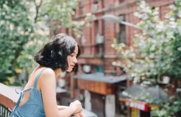 Bước vào tuổi 30, thay vì tìm kiếm tình yêu cho mình, cô nàng có tên Lý Tiểu Miêu quyết định tự tìm niềm vui cho mình khi vét hết số tiền tiết kiệm trong suốt 7 năm đi làm để mua 1 căn hộ rộng 38m2 tại thị trấn Trấn Giang, Giang Tô, Trung Quốc. Và cải tạo nó trở thành tổ ấm riêng tư của mình.