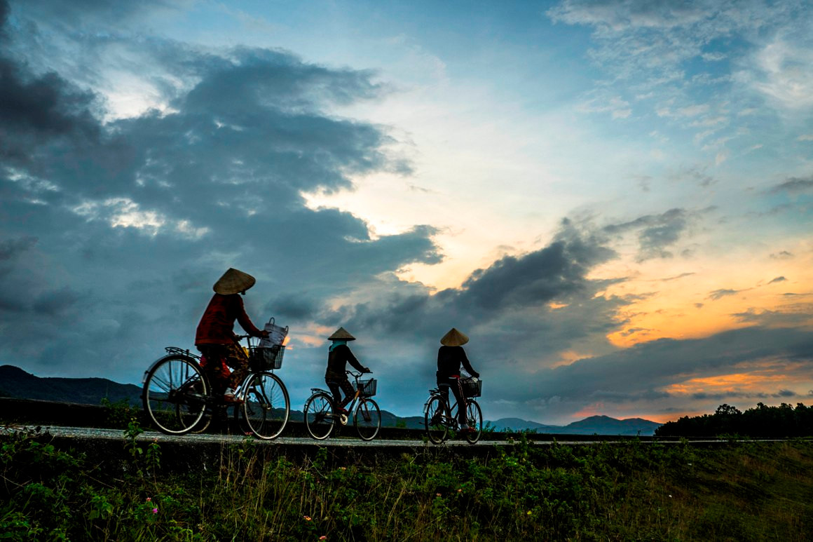 Trên đường đi làm đồng về, người dân không chỉ được hít thở không khí trong lành mà còn được chiêm ngưỡng vẻ đẹp lòng hồ vào mùa nước cạn.