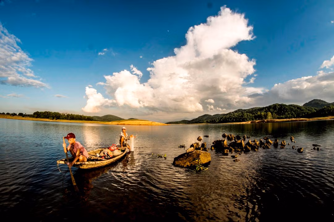 Những cồn đất, bãi đá là nơi các loài cá thường đến kiếm mồi.