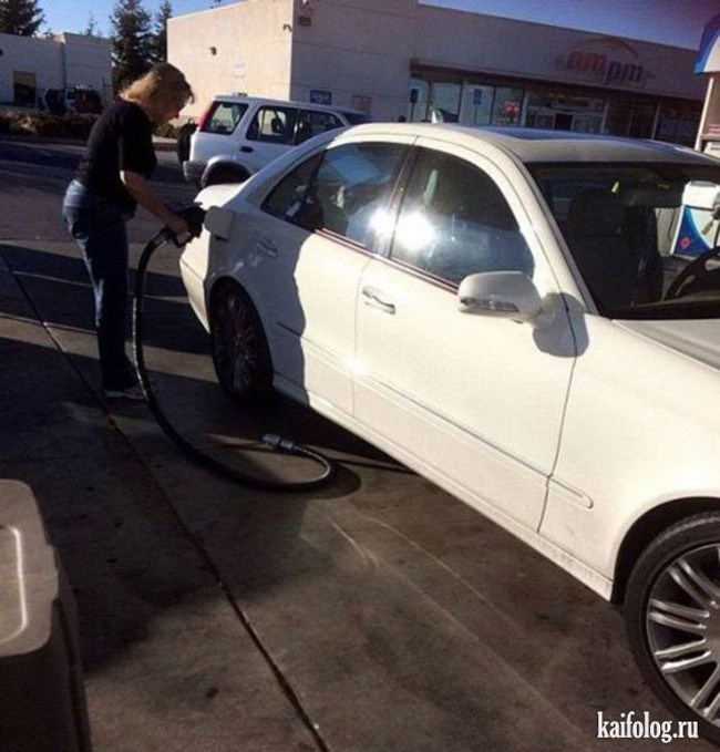 Ô hay, nhân viên đổ xăng sao lại quên cái vòi ở đây.