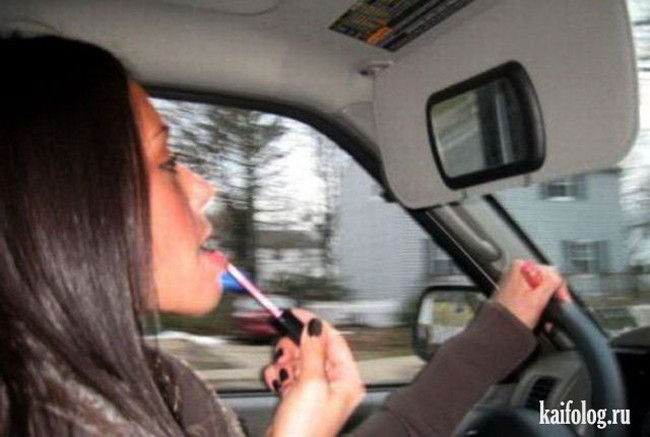 Sốc khi chị em vừa lái xe vừa trang điểm.