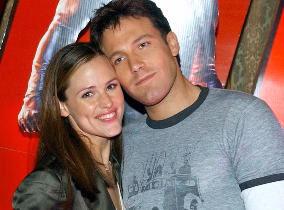 Phim giả tình thật, Ben Affleck và Jennifer Garner kết hôn và về chung nhà vào năm 2005, sau khi cô ly hôn chồng cũ Scott Foley. Từ đó đến nay, hai người có với nhau ba con. Dù đang thành công trong sự nghiệp diễn xuất nhưng Jennifer Garner chấp nhận lui về làm hậu phương chăm sóc gia đình để Ben Affleck tập trung phát triển.